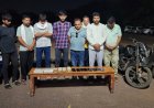 दुर्ग पुलिस की बड़ी कार्रवाई: बड़कू दाऊ की बाड़ी से 8 जुआरी दबोचे, लाखों का सामान जब्त