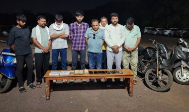दुर्ग पुलिस की बड़ी कार्रवाई: बड़कू दाऊ की बाड़ी से 8 जुआरी दबोचे, लाखों का सामान जब्त