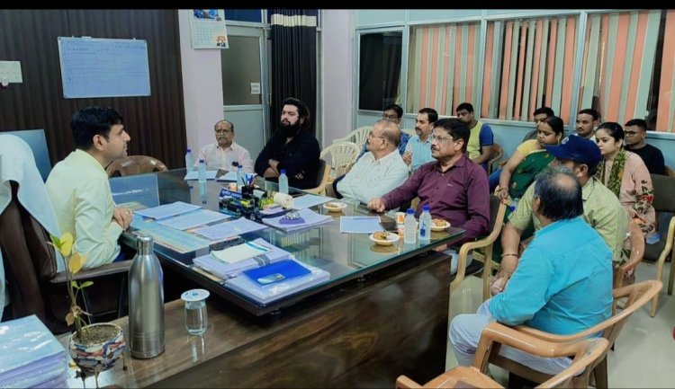 नियमित भर्ती से लेकर एनपीएस तक, कर्मचारियों की मांगों पर आयुक्त ने की अहम चर्चा