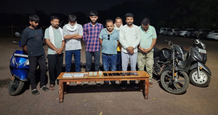 दुर्ग पुलिस की बड़ी कार्रवाई: बड़कू दाऊ की बाड़ी से 8 जुआरी दबोचे, लाखों का सामान जब्त