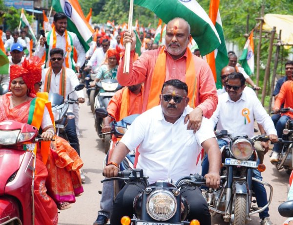उतई में गूंजा भारत माता का जयघोष, निकली भव्य तिरंगा यात्रा; विधायक ललित चंद्राकर ने थामा तिरंगा, विधायक ललित चंद्राकर के नेतृत्व में उमड़ा राष्ट्रभक्ति का सैलाब