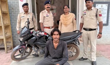 चोरी की मोटरसाइकिल पर दूसरी नंबर प्लेट लगाकर घूम रहा था युवक, वाहन चेकिंग में पकड़ा गया