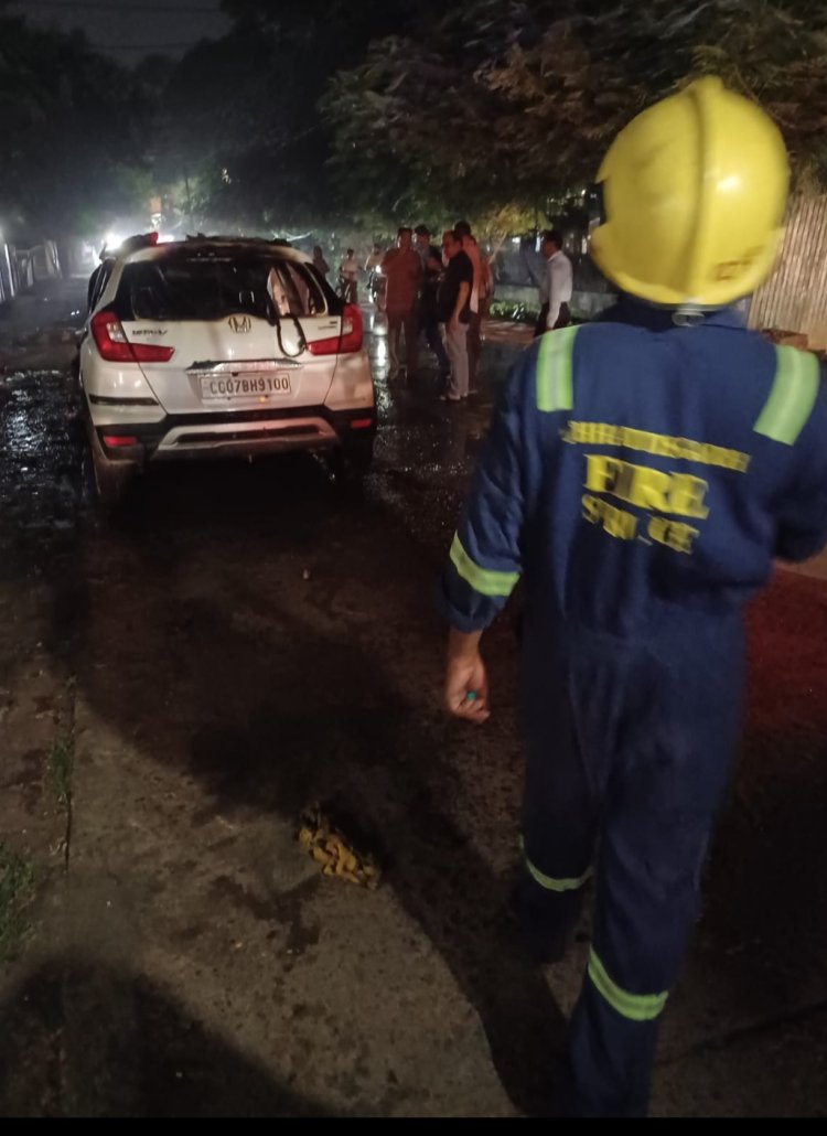 पद्मनाभपुर मिनी स्टेडियम के पास चलती कार में लगी आग, सवार ने समय रहते बाहर निकलकर बचाई जान