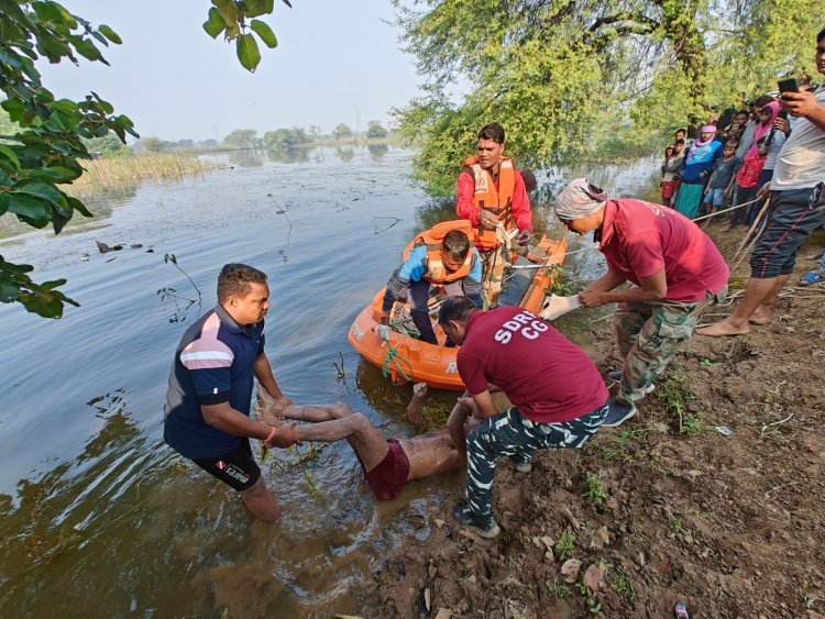 तालाब में डूबे युवक को SDRF ने 2 घंटे की मशक्कत के बाद बाहर निकला