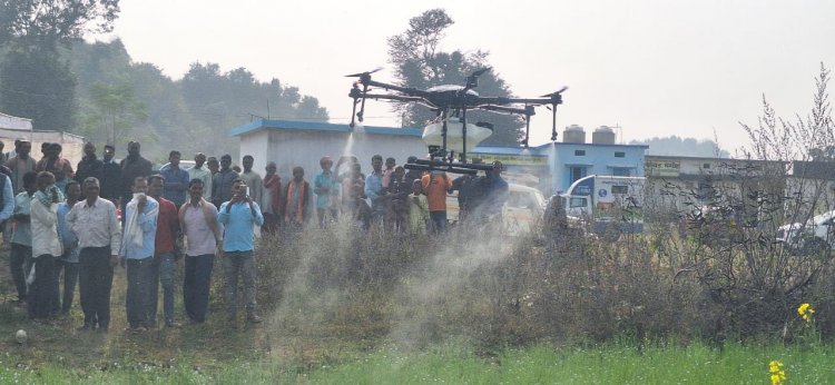 विकसित भारत संकल्प यात्रा के द्वारा किसानों को कृषि विभाग के अधिकारी दे रहे जानकारी