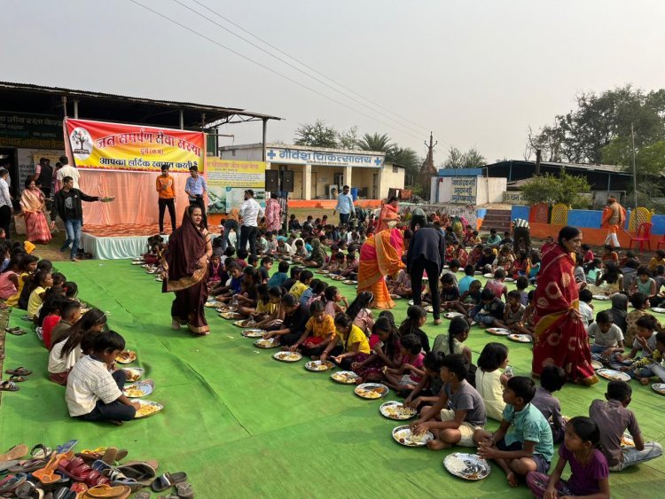 सेवा कार्यों के 7 वर्ष पूर्ण होने पर 700 गौ एवं 700 जरूरतमंद बच्चों की सेवा की गई