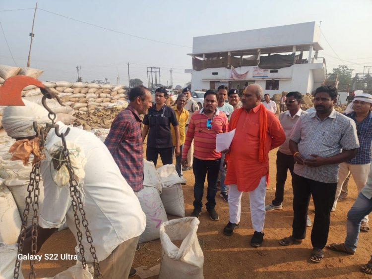 अंडा के धान खरीदी केन्द्र का विधायक ललित चंद्राकर ने किया निरीक्षण, किसानों से की चर्चा