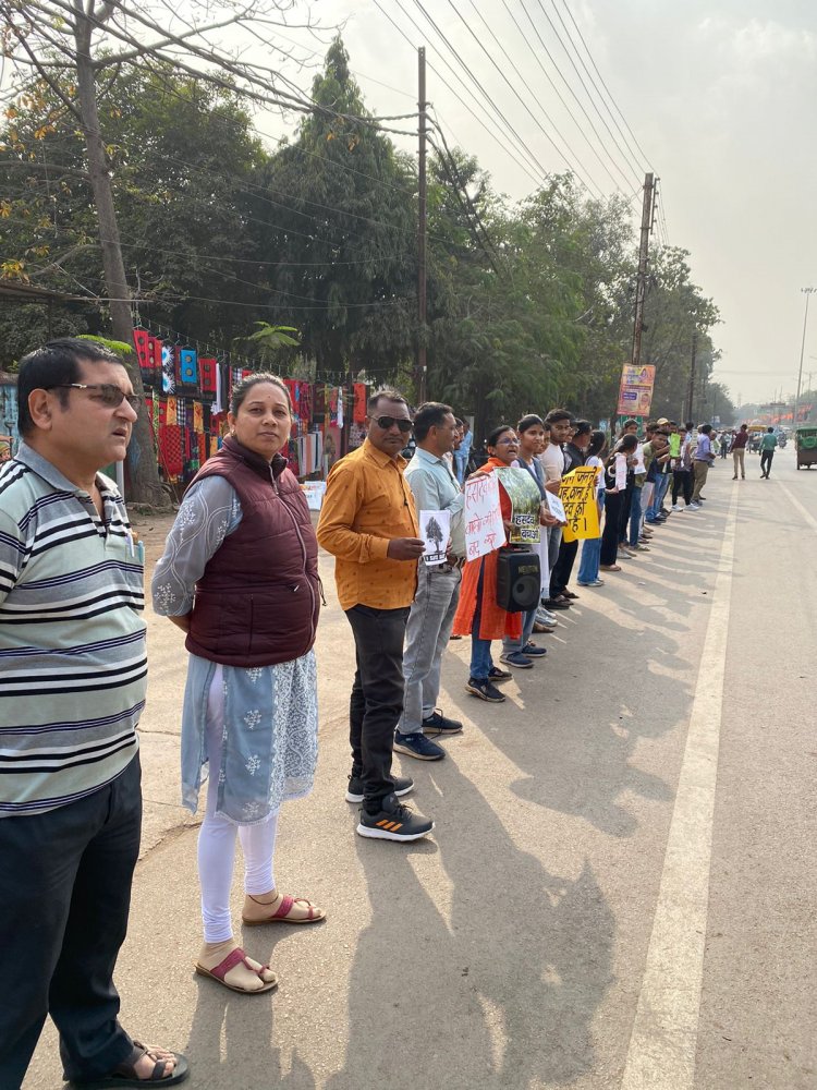 मानव श्रृंखला बनाकर हसदेव जंगल में पेड़ों की कटाई में किया गया विरोध प्रदर्शन