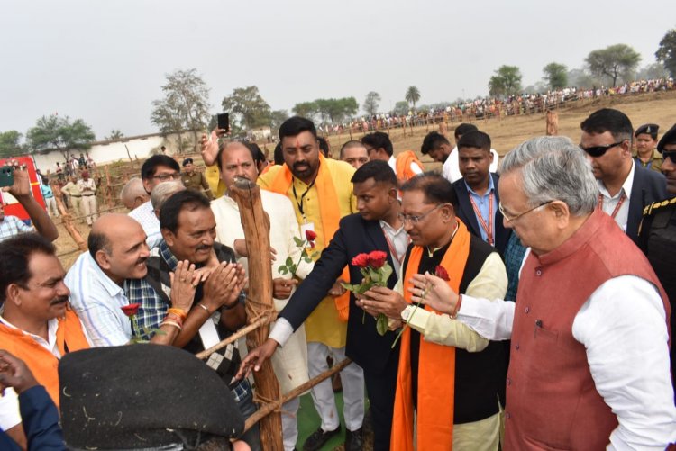 मुख्यमंत्री  विष्णु देव साय बालोद जिले के गुंडरदेही पहुंचे, उनके साथ विधानसभा अध्यक्ष डॉ रमन सिंह भी मौजूद