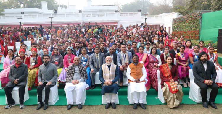 छत्तीसगढ़ की झांकी ‘बस्तर की आदिम जनसंसद : मुरिया दरबार‘ में शामिल लोक-कलाकारों ने प्रधानमंत्री  से की मुलाकात