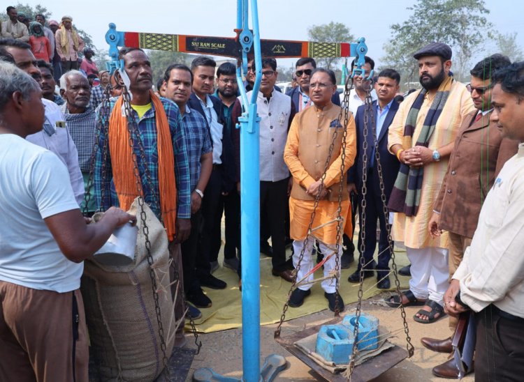 मुख्यमंत्री श्री विष्णुदेव साय ने पुसौर धान खरीदी केंद्र का किया औचक निरीक्षण