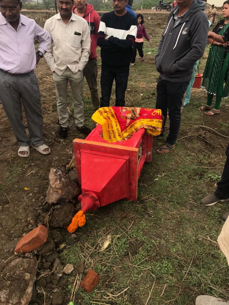 बिल्डर भाइयों ने जेसीबी से मंदिर को तोड़ा, शिकायत पर नेवई थाना में अपराध दर्ज