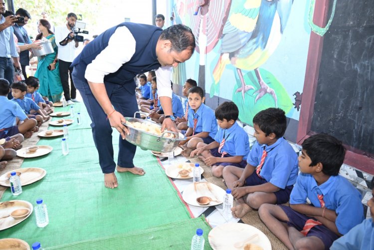 न्योता भोज का शुभारंभ रायपुर से, कलेक्टर ने अपने हाथों से बच्चों को भोजन परोस मनाया अपना जन्मदिन