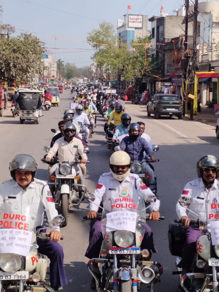 दुर्ग में आज फिर से हेलमेट एवं मतदाता जन जागरूकता पुरुष हेलमेट रैली निकाला गया