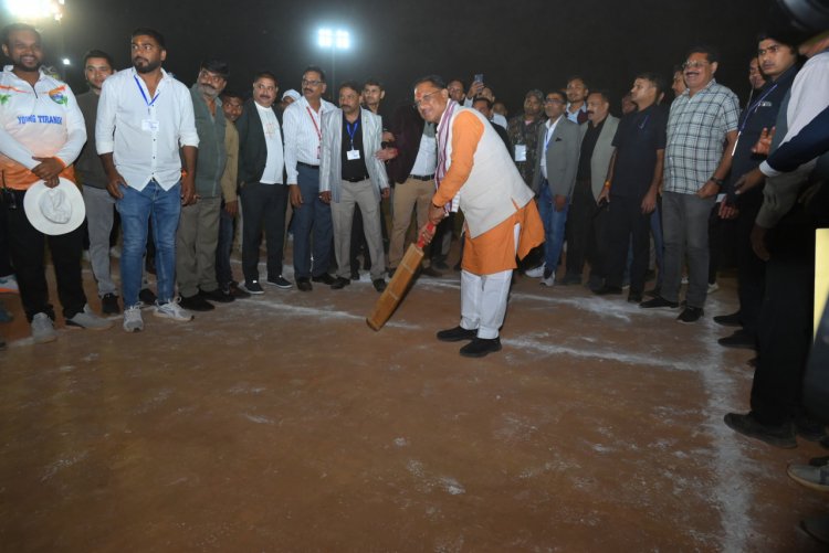 मुख्यमंत्री ने अंतर्राजजीय क्रिकेट प्रतियोगिता के समापन समारोह में बैटिंग में अजमाया हाथ, लगाया करारा शॉट