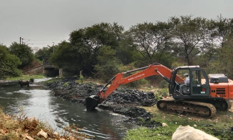 तालाबो को भरने नहर व नालों की सफाई, शहर के नालों एवं नालियों की सफाई का कार्य निरंतर जारी