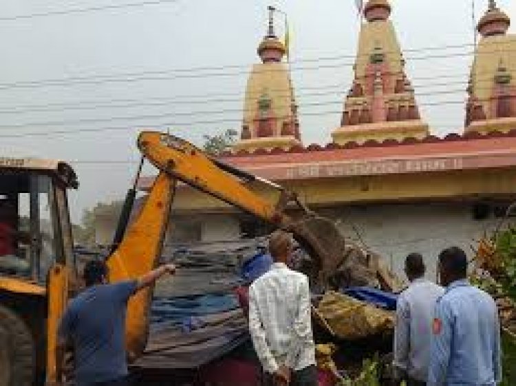 एनफोर्समेंट डिपार्टमेंट ने शनिवार को फिर से बेजा कब्जा धारकों के खिलाफ बुलडोजर चलाया