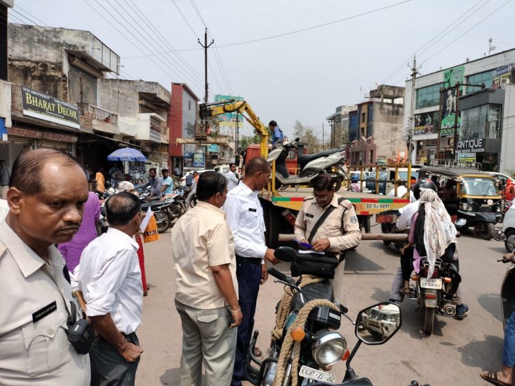 यातायात पुलिस दुर्ग द्वारा मार्केट क्षेत्र एवं प्रमुख मार्ग में नो पार्किंग में खड़ी वाहनों पर की गयी कार्यवाही