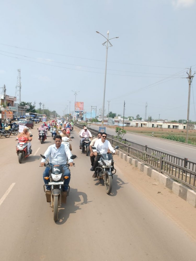 मतदाता जागरूकता का पाठ पढ़ाने निकली बाइक रैली