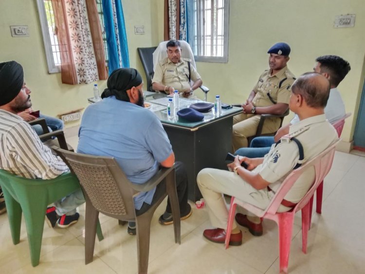 उप पुलिस अधीक्षक  सतीष ठाकुर एवं सदानंद विन्द्यराज द्वारा बस मालिको की बैठक ले कर यातायात व्यवस्था एवं संचालन के लिए दिये गये आवश्यक निर्देश