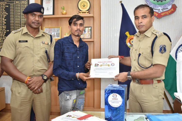 पुलिस अधीक्षक दुर्ग द्वारा गुडसेमेरिटनों (नेक व्यक्ति)को प्रशस्ति पत्र  देकर सम्मानित किया गया