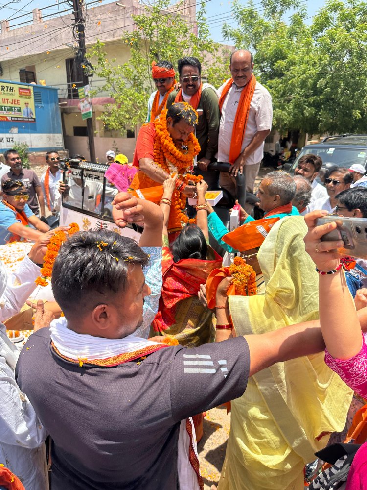 विजय मय हुआ दुर्ग, दुर्गवासियो का मिला रहा है भारी समर्थन* दुर्ग के विभिन्न वार्डो में सांसद विजय बघेल ने निकाली जनसंपर्क आशीर्वाद रैली भिलाई