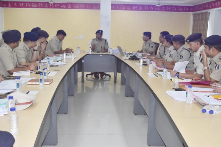 SSP संतोष सिंह ने अपराध समीक्षा बैठक में आदतन अपराधियों की जमानत निरस्त कराने के दिए निर्देश