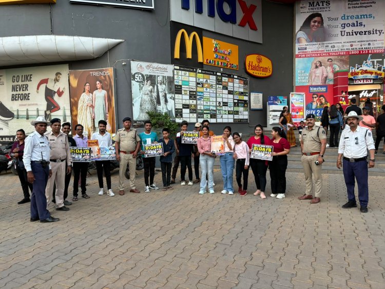 यातायात पुलिस दुर्ग द्वारा फॉलो गुड हेबिटस अभियान के तहत रविवार को सुर्या मॉल, ठगडा बांध, बडे तरिया एवं सिविक सेंटर मे परिवार के साथ घुमने आने वाले को बैनर, पोस्टर एवं पॉम्प्लेट 21 डे चैलेंज से अवगत कराया गया