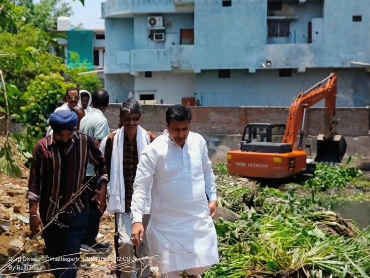 बारिश पूर्व नाला साफ सफाई का महापौर धीरज बाकलीवाल ने  किया निगम अधिकारियों के साथ औचक निरीक्षण,वर्षा ऋतु से पूर्व सभी नाला/ नालियों की सफाई व्यवस्था दुरुस्त करें:महापौर