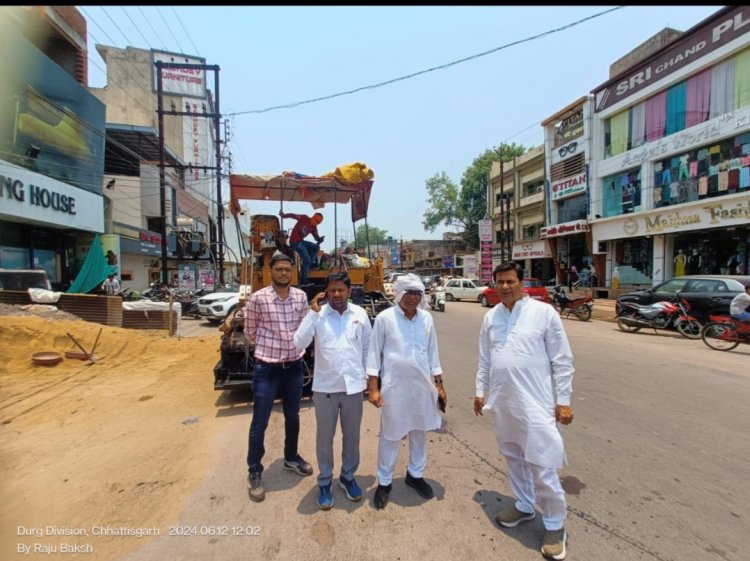 डामरीकरण कार्य का महापौर ने किया आकस्मिक निरीक्षण,स्लोप मेंटेन पर ध्यान देने दिया जोर