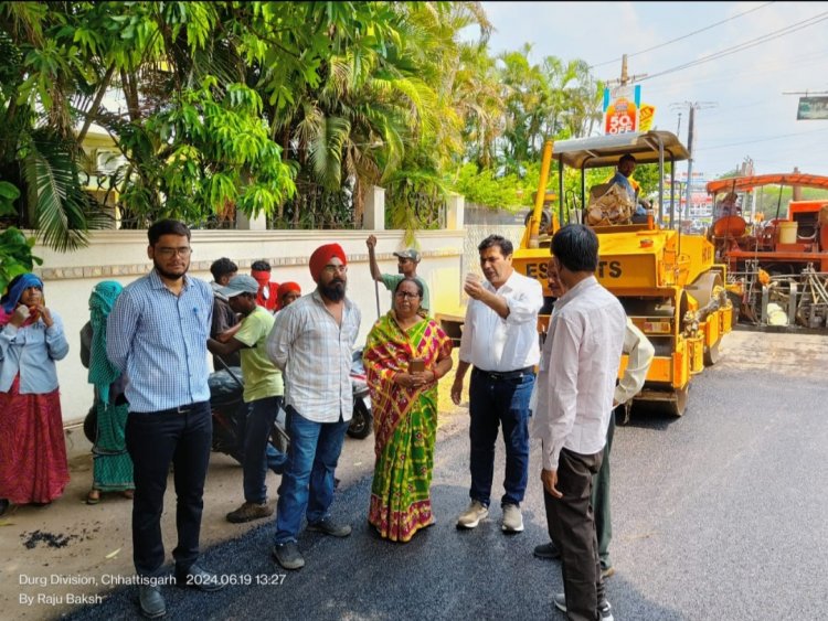 महापौर धीरज बाकलीवाल ने 10 लाख की लागत से बन रहे डामरीकरण सड़क का निरीक्षण  किया