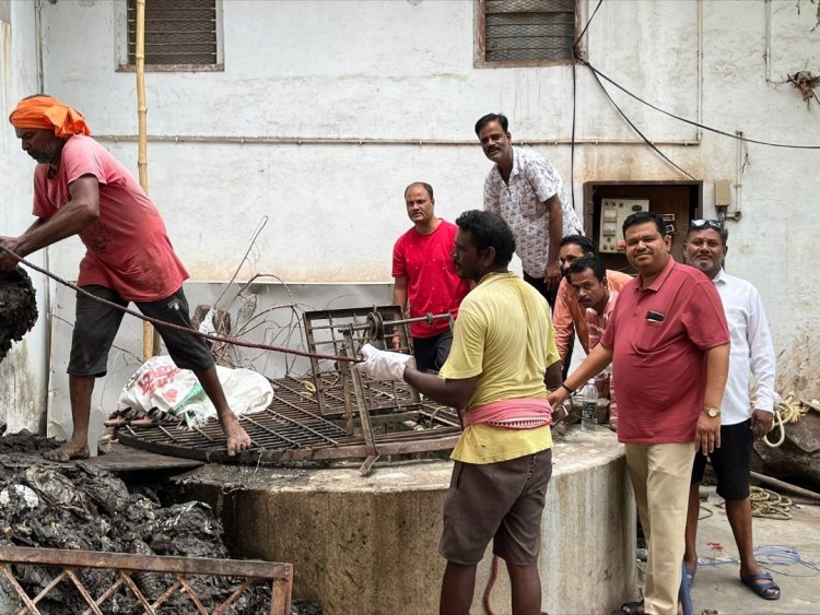 दुर्ग के सत्तीचौरा, गंजपारा, दुर्गा मंदिर के पास स्थित प्राचीन कुआँ की सफाई