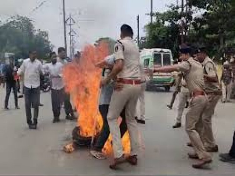 कांग्रेसियों को एसडीएम ने चर्चा के लिए थाना परिसर में बुलाया एवं उनके साथ मारपीट शुरू कर दी, घटना का वीडियो बना रहे पत्रकार को एसडीएम ने लाठियां मारी