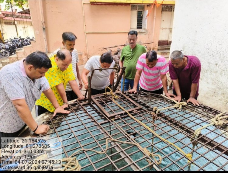 गंजपारा में कुआँ सफाई के कार्य को देखने पहुँचे आयुक्त