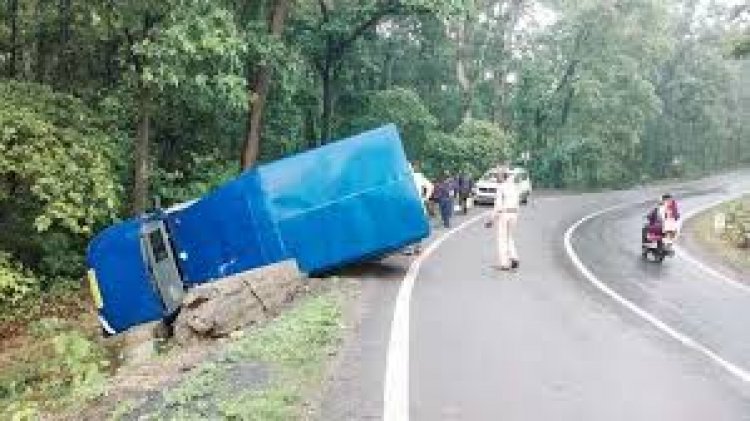 छत्तीसगढ़ के बलरामपुर जिले में ATM के लिए पैसे लेकर जा रही वैन पलट गई