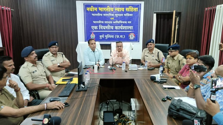 पुलिस महानिरीक्षक दुर्ग रेंज एवं पुलिस अधीक्षक दुर्ग ने नए कानून के बारीकियों को बड़े ही सरल तरीके से समझाया पत्रकारों को