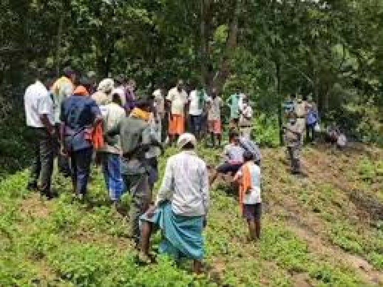 छत्तीसगढ़ के सरगुजा जिले में एक युवक ने अपनी पत्नी को पीट-पीटकर मार डाला और लाश को मेड़ में गाड़ गिया