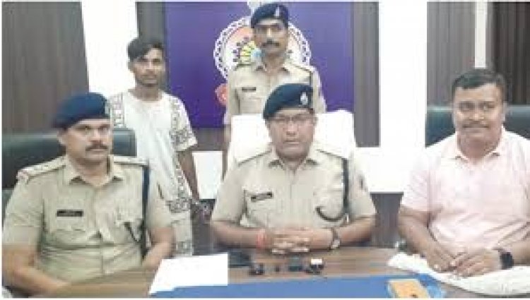 दुर्ग पुलिस ने चोरी के एक आरोपी को गिरफ्तार कर उसके पास से लाखों रुपए के चोरी के जेवरात जब्त किए