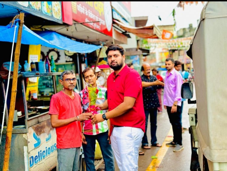 निगम राजस्व की टीम ने गुलाब का फूल देकर इंदिरा मार्केट के व्यापारियों को अस्थाई अतिक्रमण हटाने का किया आग्रह