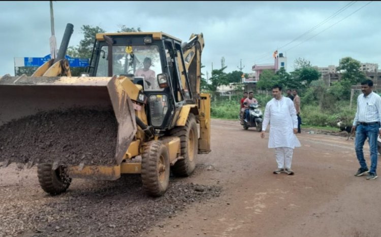 शिवनाथ नदी महमरा मार्ग पर लगातार कांवड़ यात्रा लेकर निकलने वाले श्रद्धालुओं का आना जाना,महापौर धीरज बाकलीवाल स्वयं खड़े होकर शुरू करवाया गड्डे भरने का कार्य