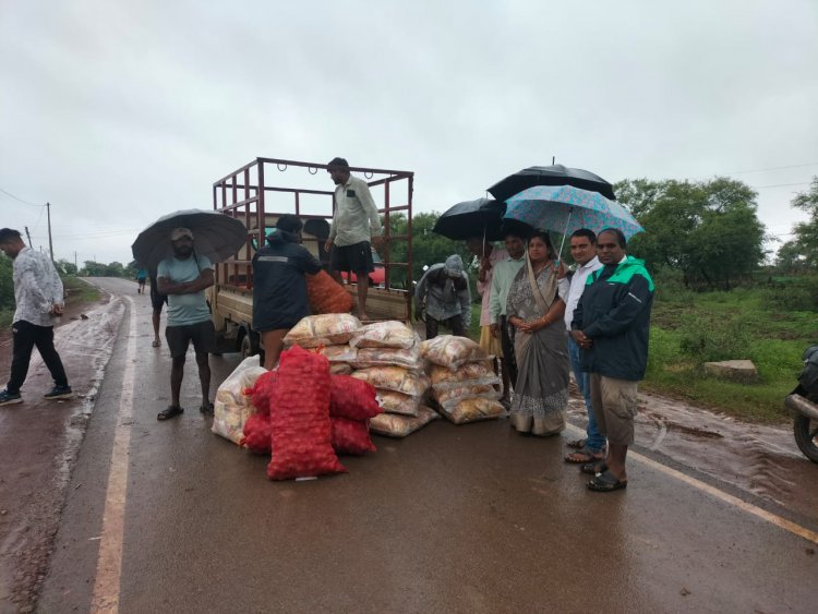 शिवनाथ नदी में बड़े  हुए जलस्तर के कारण ग्राम डांडेसरा बना टापू ,जिला पंचायत सभापति लक्ष्मी यशवंत साहू ग्रामवासियों से मिल कर उनके लिए राशन की व्यवस्था कराई