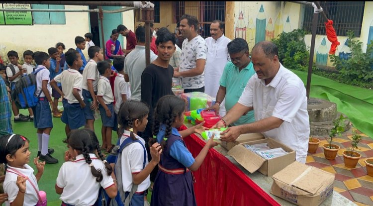 स्कूली बच्चों के लिए जिले में पहला न्योता भोजन जन समर्पण सेवा सँस्था ने कराया