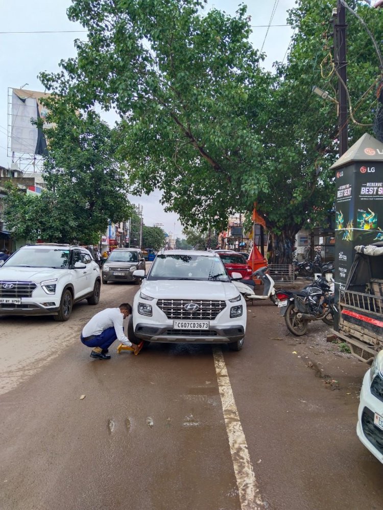 यातायात पुलिस दुर्ग द्वारा की जा रही है नो पार्किग में खडी वाहनो पर अभियान कार्यवाही