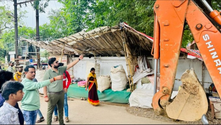 जिला अस्पताल मरचुरी मार्ग से एक बार फिर हटाये गये फुटपाथी दुकानदारो को,नगर निगम के सहायक राजस्व अधिकारी शुभम ने की कार्रवाई, दोबारा दुकान न रखने की दी नसीहत