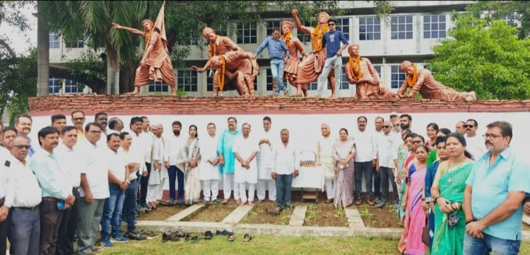 क्रांति दिवस 9 अगस्त अंग्रेजो भारत छोड़ो आजादी के आवाज बुलंद करने।वाले शुरवीरो को कांग्रेस जनों ने श्रद्धा सुमन अर्पित कर नमन किया