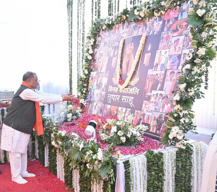 मुख्यमंत्री श्री साय बेमेतरा में श्री तुषार साहू के श्रद्धांजलि कार्यक्रम में शामिल हुए