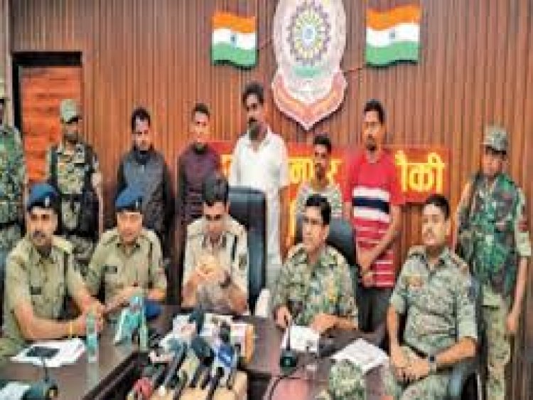 मोहला मानपुर चौकी पुलिस ने नक्सलियों के 5 एजेंट को गिरफ्तार किया