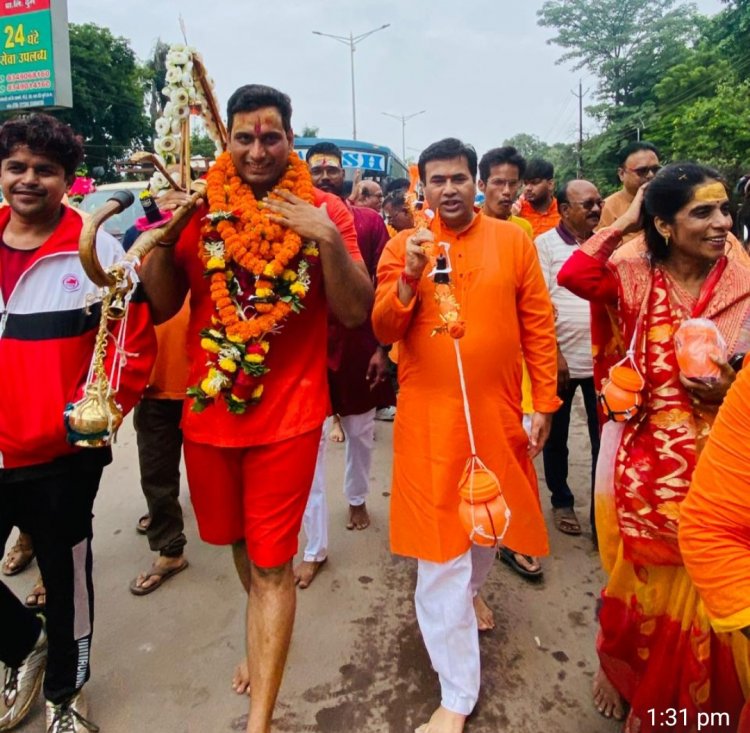 विधायक देवेंद्र यादव के भव्य कांवड़ यात्रा में शामिल हूए महापौर धीरज बाकलीवाल