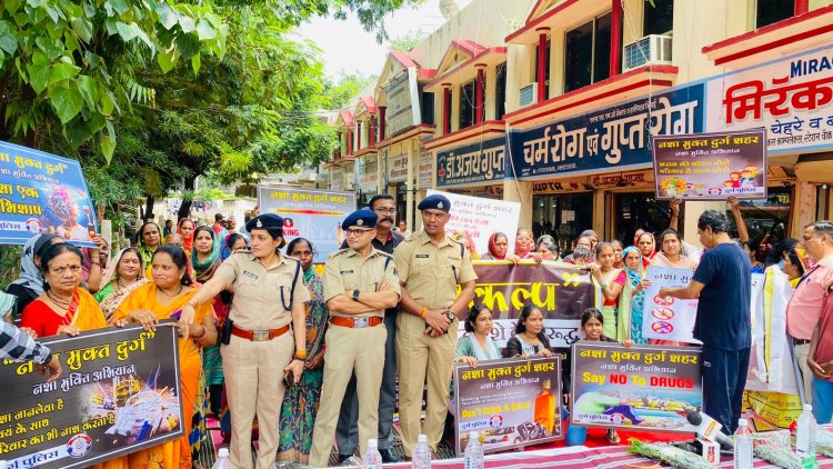 दुर्ग पुलिस ने जनता के बिच जाके नशा के कारण बढते अपराध एवं नशाखोरी से स्वास्थ्य मे पडने वाले दुष्प्रभाव को लोगो की बीच जानकारी दे कर जागरुक किया