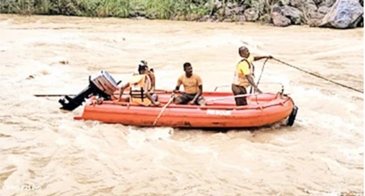 अनोखे अंदाज में बर्थडे सेलिब्रेशन पड़ा महंगा, नदी के बीच में काट रहे थे केक, तेज धार में बह गया स्‍वास्‍थ्‍य कर्मी